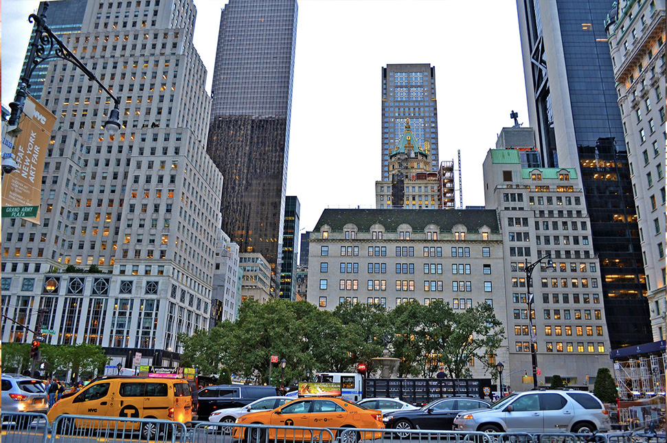 Buildings de New York et taxis jaunes